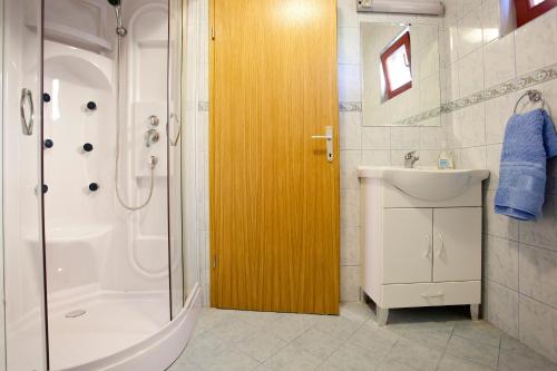 Bathroom, Vineyard Cottage Lustek in Novo Mesto Bathroom, Vineyard Cottage Lustek in Novo Mesto