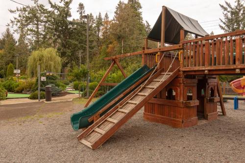 Játszótér, Riverside Resort & RV Park in Qualicum Beach (BC) Játszótér, Riverside Resort & RV Park in Qualicum Beach (BC)