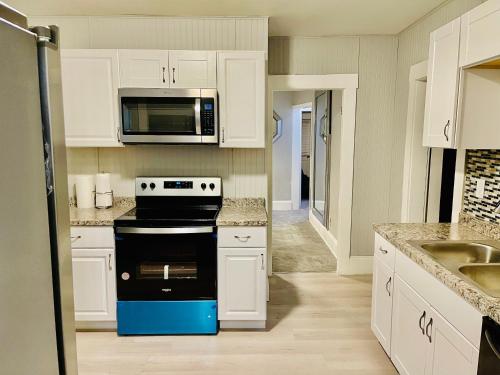 Dapur, fearlessRose Vacation Rental in Springfield (MA) Dapur, fearlessRose Vacation Rental in Springfield (MA)