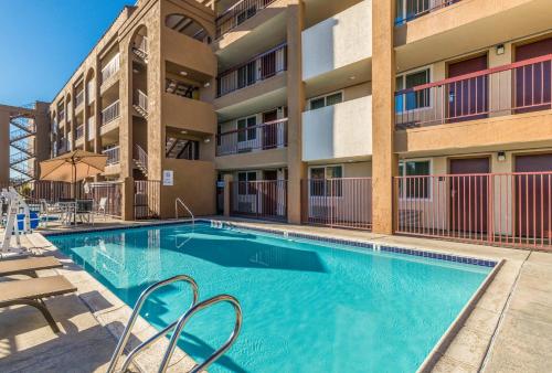 泳池, 邱拉威斯塔紅頂Plus酒店 (Days Inn by Wyndham Chula Vista/San Diego) in 邱拉威斯塔 (CA) 泳池, 邱拉威斯塔紅頂Plus酒店 (Days Inn by Wyndham Chula Vista/San Diego) in 邱拉威斯塔 (CA)