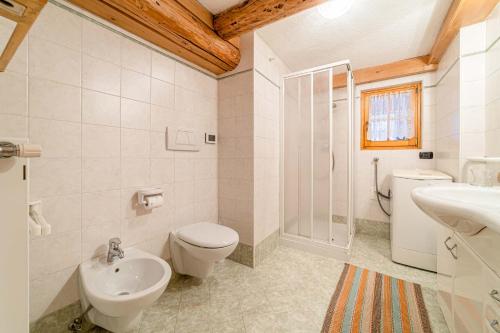 Bathroom, Charming Tabia in Rocca Pietore Bathroom, Charming Tabia in Rocca Pietore