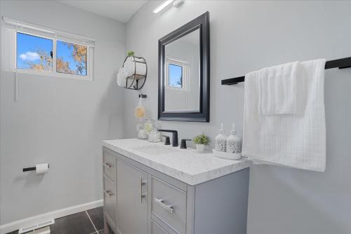 Kupaonica, Stunning Furnished Modern Home in Glen Burnie (MD) Kupaonica, Stunning Furnished Modern Home in Glen Burnie (MD)