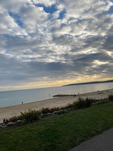 strand, Beach escape 4 bedroom house, Sleeps 11, 2 free parking, garden, WIFI, Smart TV, newly decorated in Littledown and Iford strand, Beach escape 4 bedroom house, Sleeps 11, 2 free parking, garden, WIFI, Smart TV, newly decorated in Littledown and Iford