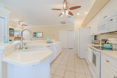 Paradise Escape Luxury Pool w/Game Room King Bed in 那不勒斯 (FL) Paradise Escape Luxury Pool w/Game Room King Bed in 那不勒斯 (FL)