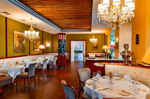 Restaurant, Parkhotel Graz - Traditional Luxury in Sankt Leonhard Restaurant, Parkhotel Graz - Traditional Luxury in Sankt Leonhard