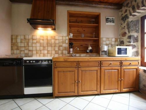 Charmante maison en pierres avec terrasse, proche cité médiévale, nature et lac - FR-1-582-19 (Charmante maison en pierres avec terrasse, proche cite medievale, nature et lac - FR-1-582-19) in Issoire Charmante maison en pierres avec terrasse, proche cité médiévale, nature et lac - FR-1-582-19 (Charmante maison en pierres avec terrasse, proche cite medievale, nature et lac - FR-1-582-19) in Issoire