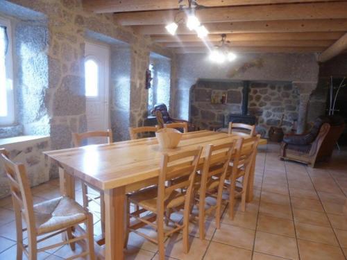 Maison de charme restauree au bord d'un ruisseau avec terrasse, proche activites de plein air et con in Laguiole Maison de charme restauree au bord d'un ruisseau avec terrasse, proche activites de plein air et con in Laguiole