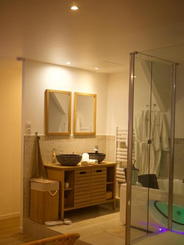 Bathroom, PARENTHESE LOVE - Bali Mon Amour Suite Balneo SPA Proche Orly-Paris in La Ville-du-Bois Bathroom, PARENTHESE LOVE - Bali Mon Amour Suite Balneo SPA Proche Orly-Paris in La Ville-du-Bois