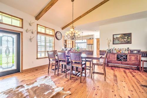 House with Wraparound Porch, half Mi to Lake! in レディーレイク(FL) House with Wraparound Porch, half Mi to Lake! in レディーレイク(FL)
