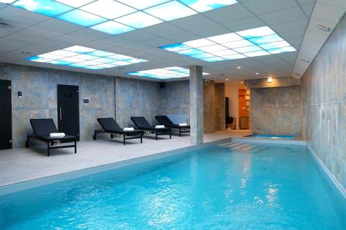 Úszómedence, Madame Vacances Hotel & Spa Le Mottaret in Meribel Mottaret Úszómedence, Madame Vacances Hotel & Spa Le Mottaret in Meribel Mottaret