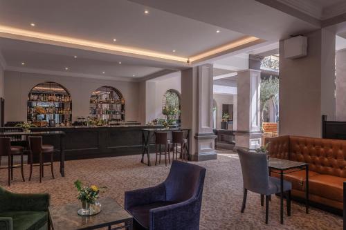 Bar/lounge, Oatlands Park Hotel in Greater London South West Bar/lounge, Oatlands Park Hotel in Greater London South West