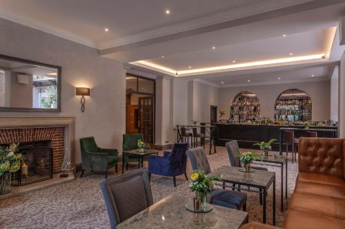 Bar/lounge, Oatlands Park Hotel in Greater London South West Bar/lounge, Oatlands Park Hotel in Greater London South West