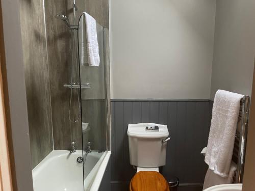 Bathroom, Glen Clova Hotel & Luxury Lodges in Clova Bathroom, Glen Clova Hotel & Luxury Lodges in Clova