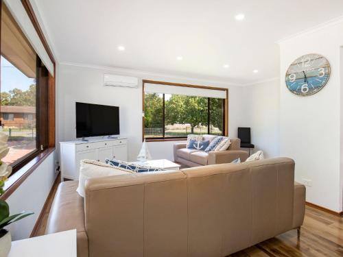 Sea and Sun Pet Friendly 4 Mins to Beach in Callala Beach Sea and Sun Pet Friendly 4 Mins to Beach in Callala Beach