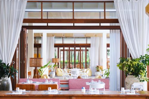 Étterem, The Standard, Huruvalhi Maldives in Raa-korallzátony Étterem, The Standard, Huruvalhi Maldives in Raa-korallzátony