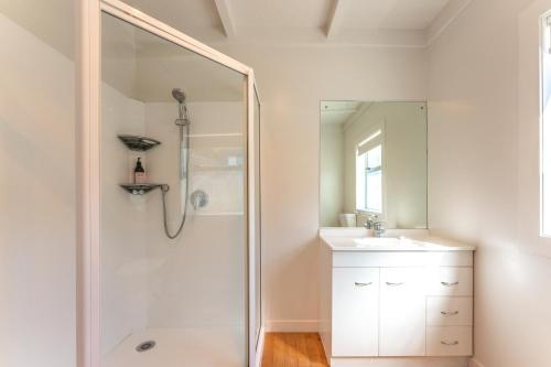 Bathroom, Moana Cottage - Ocean views in Surfdale Bathroom, Moana Cottage - Ocean views in Surfdale