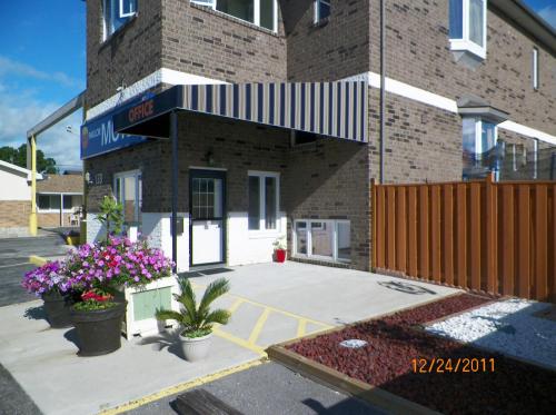 Είσοδος, Sunparlor Motel in Λέμινγκτον(Οντάριο) Είσοδος, Sunparlor Motel in Λέμινγκτον(Οντάριο)