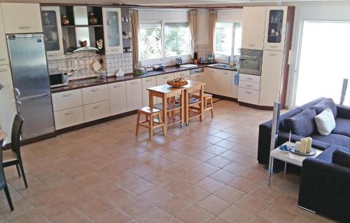 Kitchen, Awesome Home In Theologos With Jacuzzi in Theologos (Fthiotis) Kitchen, Awesome Home In Theologos With Jacuzzi in Theologos (Fthiotis)