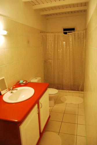 Salle de bain, Maison charmante Grand-Bourg in Grand Bourg Salle de bain, Maison charmante Grand-Bourg in Grand Bourg