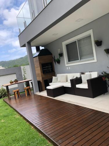 Casa Luxo com piscina a 500 metros da praia in Cachoeira do Bom Jesus Casa Luxo com piscina a 500 metros da praia in Cachoeira do Bom Jesus
