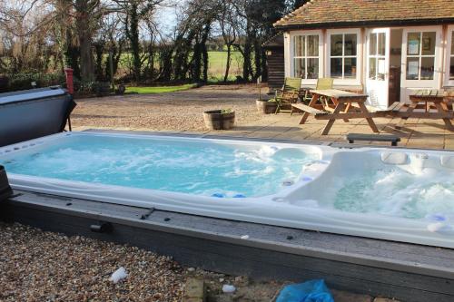 Bazén, Molland Manor House Self catering (10 bedrooms 9 bathrooms) in Wingham Bazén, Molland Manor House Self catering (10 bedrooms 9 bathrooms) in Wingham