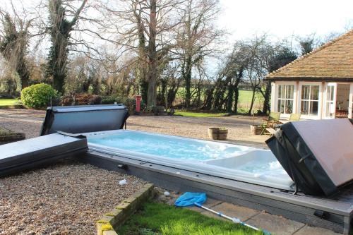 Bazén, Molland Manor House Self catering (10 bedrooms 9 bathrooms) in Wingham Bazén, Molland Manor House Self catering (10 bedrooms 9 bathrooms) in Wingham