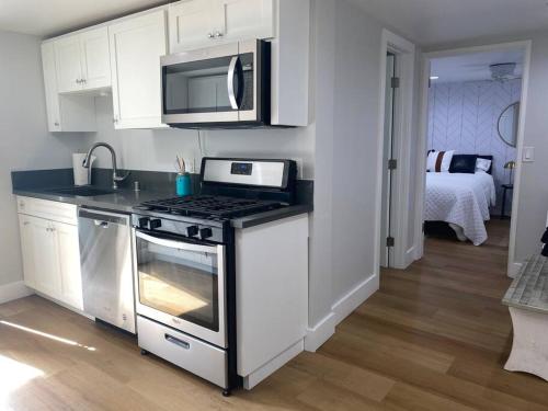 Kitchen, Steps To The Beach, Main Street and Pacific City - 2BR in Huntington Beach (CA) Kitchen, Steps To The Beach, Main Street and Pacific City - 2BR in Huntington Beach (CA)