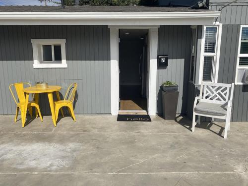 Entrance, Steps To The Beach, Main Street and Pacific City - 2BR in Huntington Beach (CA) Entrance, Steps To The Beach, Main Street and Pacific City - 2BR in Huntington Beach (CA)