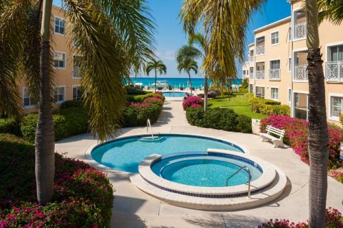 Výhled, Regal Beach Club in Grand Cayman Výhled, Regal Beach Club in Grand Cayman