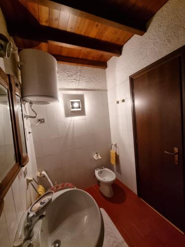 Bathroom, Dalla Zia Luisa in Artogne Bathroom, Dalla Zia Luisa in Artogne