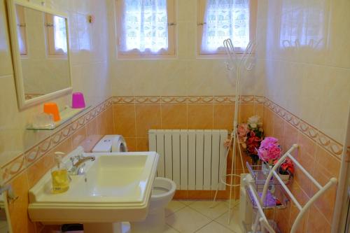 Bathroom, B&B Le Cottage Paris Saclay in Bures-sur-Yvette Bathroom, B&B Le Cottage Paris Saclay in Bures-sur-Yvette