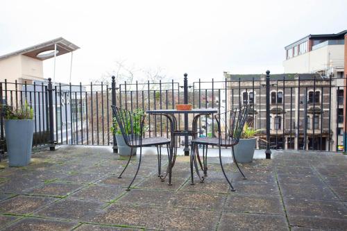 Varanda/terraço, higgihaus #5 7 Bed Large House Hens Stags Big Groups Best Location in Cardiff Bay Varanda/terraço, higgihaus #5 7 Bed Large House Hens Stags Big Groups Best Location in Cardiff Bay