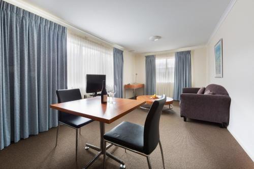 プレミア ホテル&アパートメンツ (Premier Hotel & Apartments) near National Dinosaur Museum プレミア ホテル&アパートメンツ (Premier Hotel & Apartments) near National Dinosaur Museum