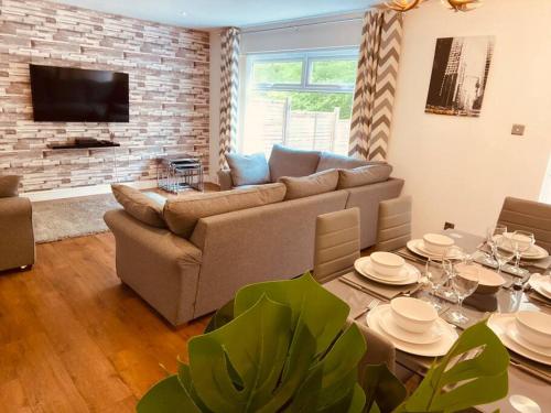 Comfy House with Parking for Multiple Vehicles in Pentwyn Comfy House with Parking for Multiple Vehicles in Pentwyn
