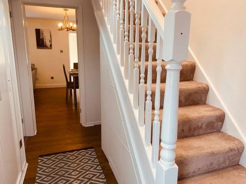 زوايا من الفندق, Comfy House with Parking for Multiple Vehicles in Pentwyn زوايا من الفندق, Comfy House with Parking for Multiple Vehicles in Pentwyn