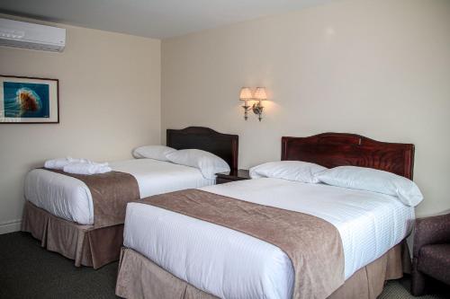 Hotel Les Trois Soeurs in Perce (QC) Hotel Les Trois Soeurs in Perce (QC)