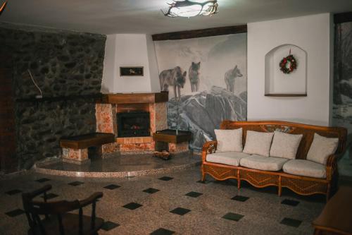 Előcsarnok, Hanul Vanatorului in Peștișani Előcsarnok, Hanul Vanatorului in Peștișani