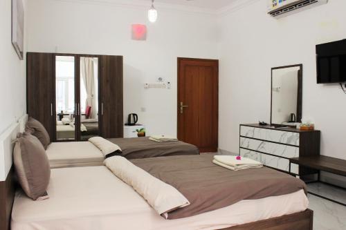 Tiwi Sunrise in Sur Tiwi Sunrise in Sur