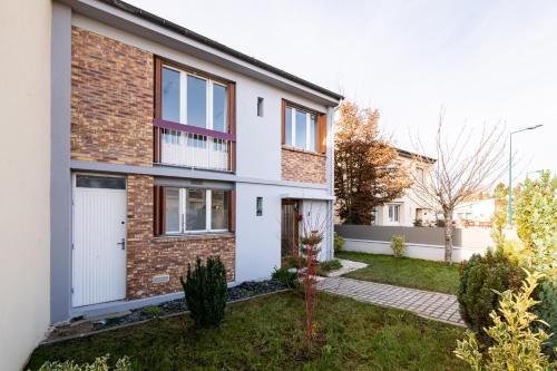 Entrance, L'Impressionniste in Pontoise Entrance, L'Impressionniste in Pontoise