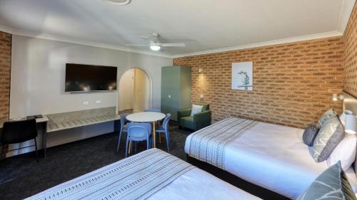 Guestroom, Hamilton Henry Parkes Motor Inn in Parkes Guestroom, Hamilton Henry Parkes Motor Inn in Parkes