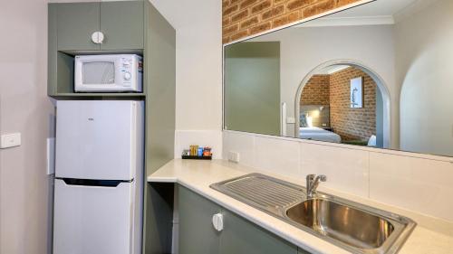 Kitchen, Hamilton Henry Parkes Motor Inn in Parkes Kitchen, Hamilton Henry Parkes Motor Inn in Parkes