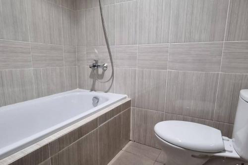 Μπάνιο, Apt Vasanta Inopark 1 BR Murah dgn infinity Pool & Onsen L1ND4 near Go! Wet Water Adventure Μπάνιο, Apt Vasanta Inopark 1 BR Murah dgn infinity Pool & Onsen L1ND4 near Go! Wet Water Adventure