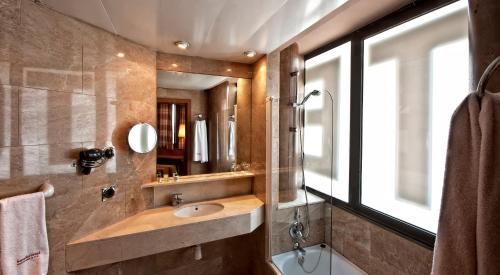 This photo about Hotel Aristol - Sagrada Familia shared on HyHotel.com