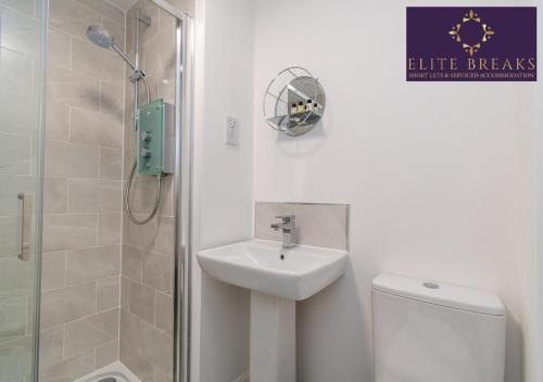 Badrum, Central 4 bed house by Elite Breaks Serviced Accommodation Birmingham With Free Parking Sleeps upto near Midlands Arts Centre - MAC Badrum, Central 4 bed house by Elite Breaks Serviced Accommodation Birmingham With Free Parking Sleeps upto near Midlands Arts Centre - MAC