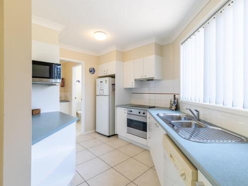 Sunset Place 1 gorgeous townhouse so close to the water in Порт Стивънс Sunset Place 1 gorgeous townhouse so close to the water in Порт Стивънс
