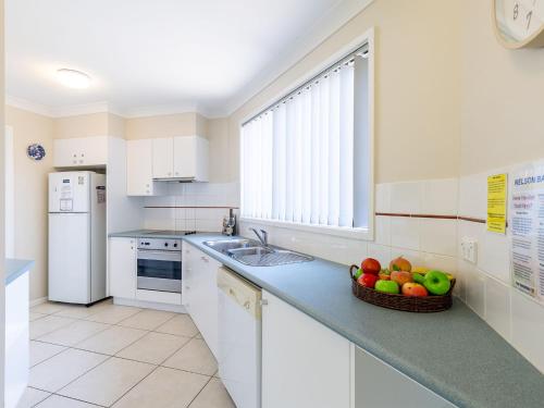 Sunset Place 1 gorgeous townhouse so close to the water in Порт Стивънс Sunset Place 1 gorgeous townhouse so close to the water in Порт Стивънс
