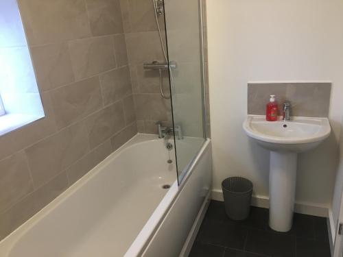 Koupelna, Low Cost, 4 Bed with Parking & Large Garden 06 in Abingdon Koupelna, Low Cost, 4 Bed with Parking & Large Garden 06 in Abingdon