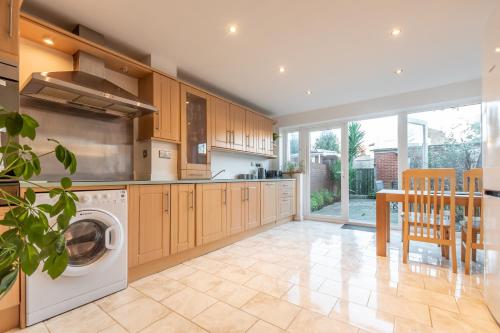 BEST PRICE! LARGE HOME FOR 4 - SMART TV - COMFY BEDS - GARDEN - 4 Single Beds or 2 Doubles! in Hilsea BEST PRICE! LARGE HOME FOR 4 - SMART TV - COMFY BEDS - GARDEN - 4 Single Beds or 2 Doubles! in Hilsea