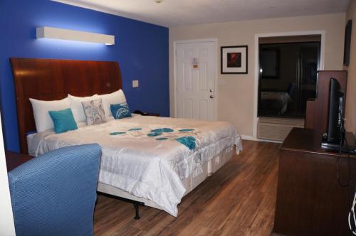 Guestroom, Classic Motor Lodge in West Greenwich (RI) Guestroom, Classic Motor Lodge in West Greenwich (RI)
