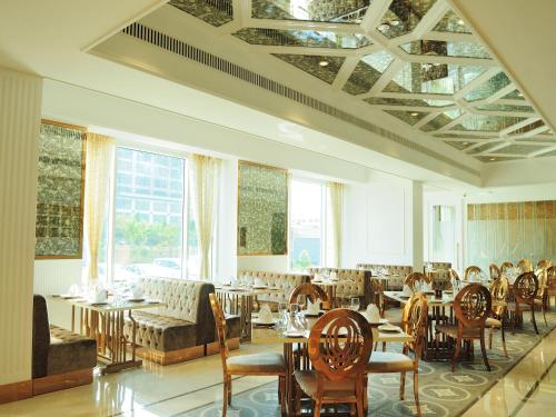 Restaurant, Seven Eleven Hotels & Club in Mira Bhayanda Restaurant, Seven Eleven Hotels & Club in Mira Bhayanda
